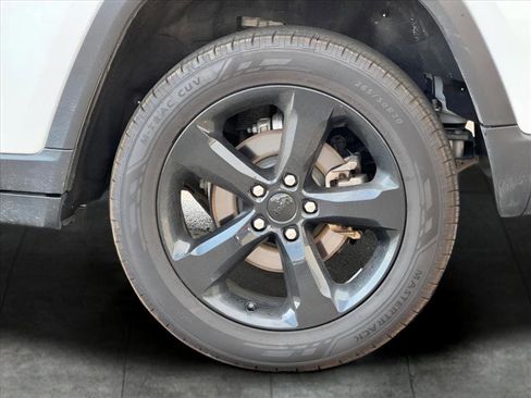 Used 2023 Jeep Grand Cherokee Altitude image 12