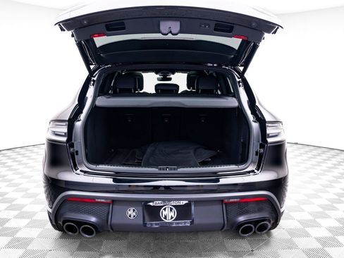 Certified 2025 Porsche Macan AWD/4WD image 32