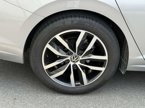 Used 2025 Volkswagen Jetta SE FWD image 8