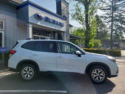 Used 2021 Subaru Forester Premium AWD/4WD image 2