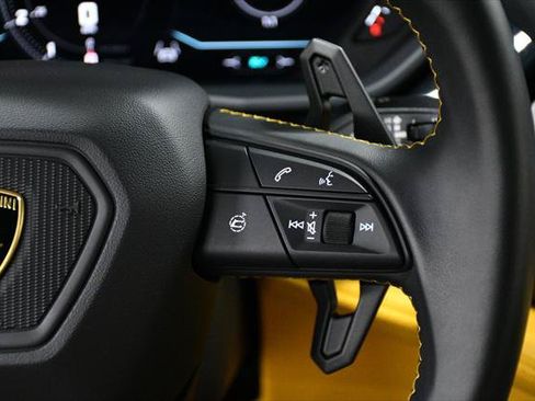 Used 2025 Lamborghini Urus SE AWD/4WD image 49