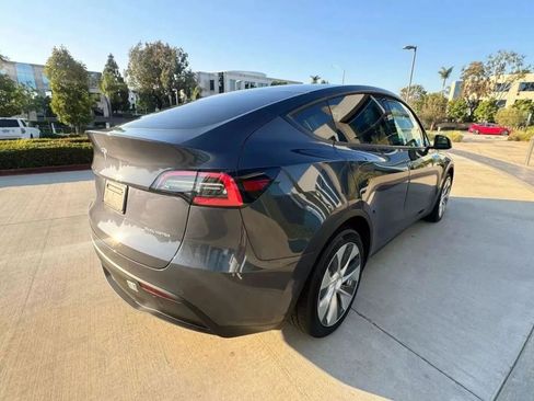 Used 2024 Tesla Model Y Long Range AWD/4WD image 8