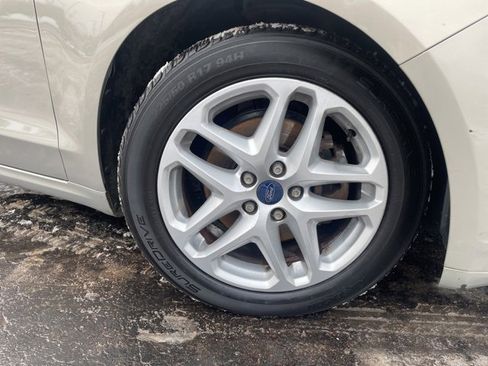 Used 2015 Ford Fusion SE image 2