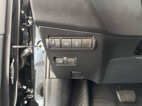 Used 2026 Toyota Corolla Cross XLE image 35