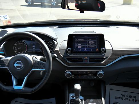 Used 2024 Nissan Altima 2.5 SV FWD image 33