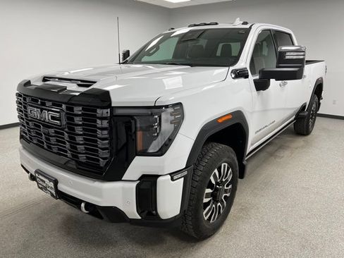 Used 2025 GMC Sierra 2500 Denali Ultimate AWD/4WD image 4
