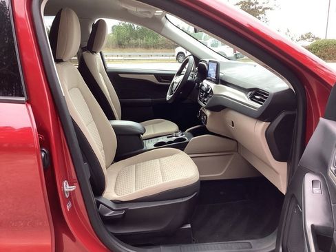 Used 2022 Ford Escape SE w/ SE Sport Appearance Package image 30