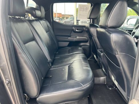 Used 2019 Toyota Tacoma TRD Off-Road AWD/4WD image 36