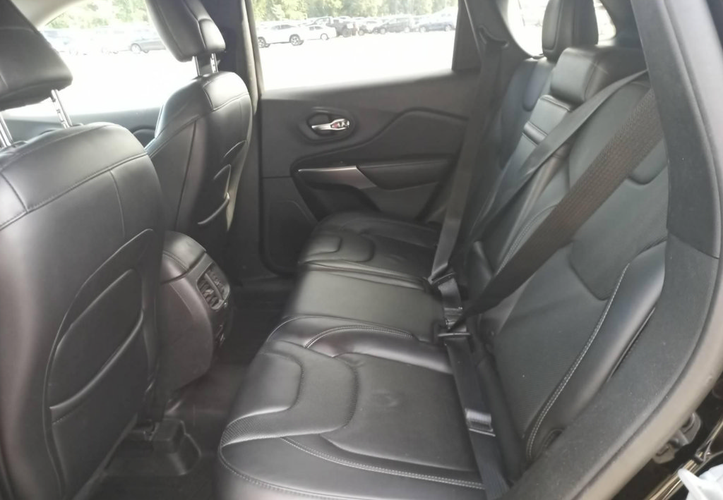 Used 2019 Jeep Cherokee Limited w/ Trailer Tow Group AWD/4WD image 4
