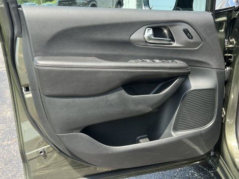 New 2027 Chrysler Pacifica Select FWD image 13