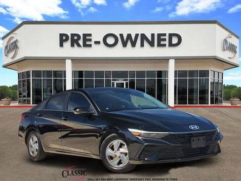 Used 2025 Hyundai Elantra SE image 1