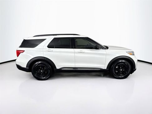 Used 2020 Ford Explorer XLT w/ Equipment Group 202A image 9