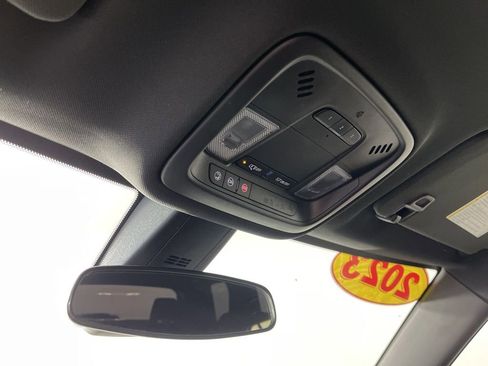 Used 2023 Chevrolet Traverse LT image 27