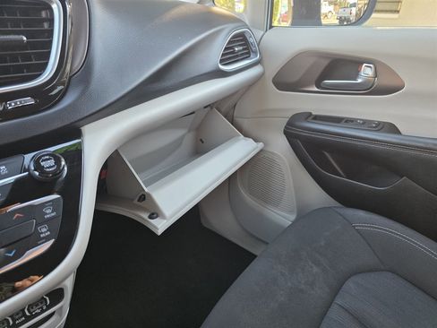 Used 2022 Chrysler Voyager LX image 27