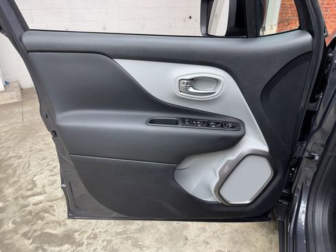 Used 2022 Jeep Renegade Limited AWD/4WD image 9