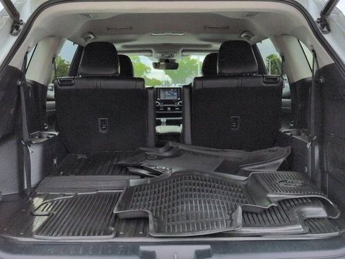 Used 2022 Toyota Highlander XLE AWD/4WD image 17
