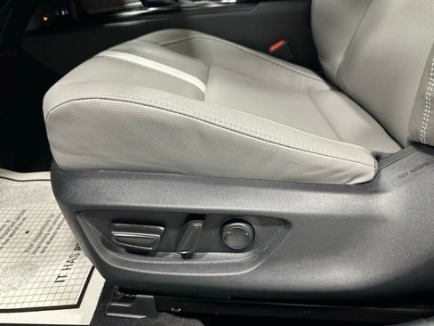 Used 2025 Toyota Camry SE image 12