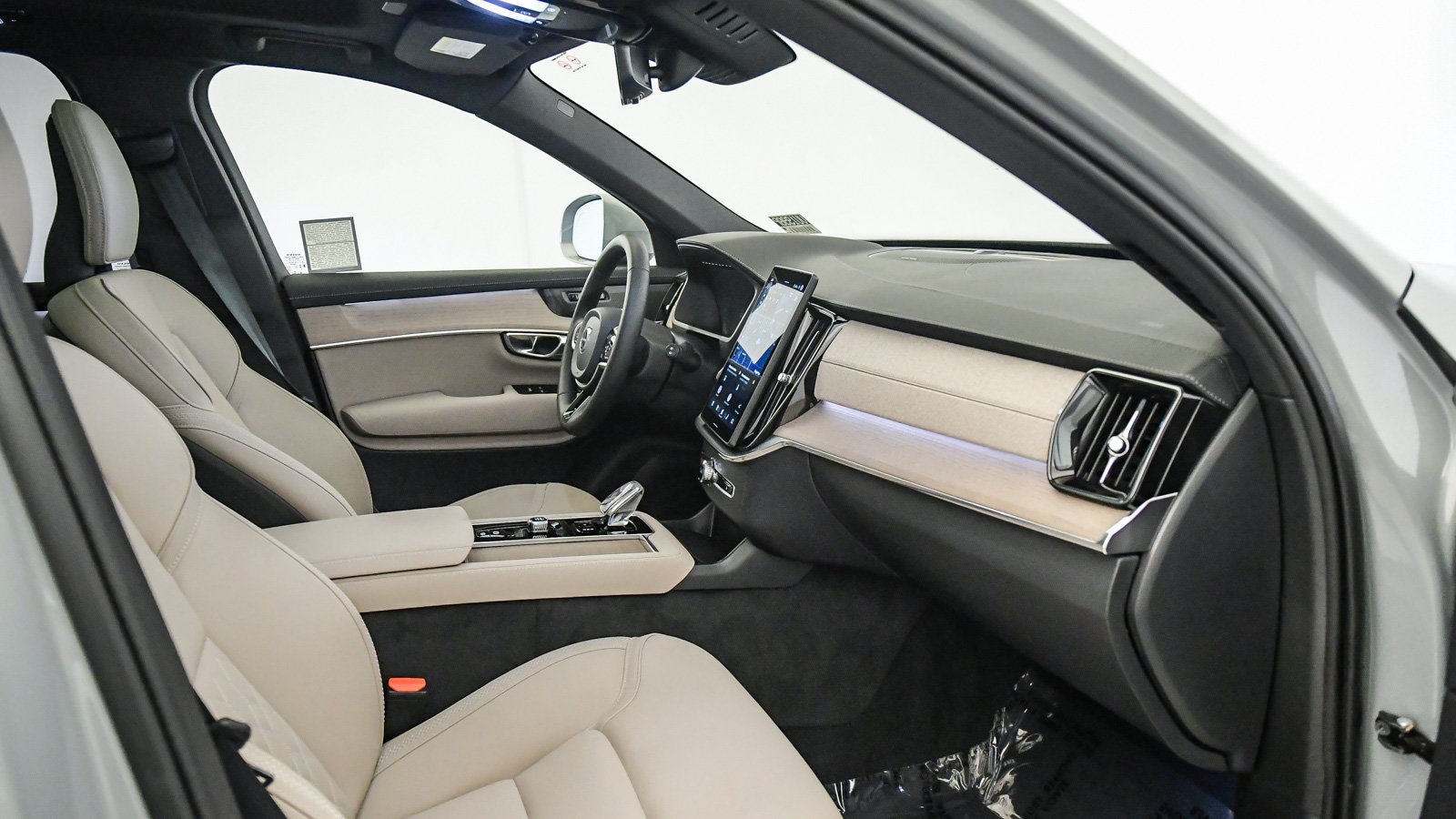 Certified 2026 Volvo XC90 B6 Plus AWD/4WD image 16