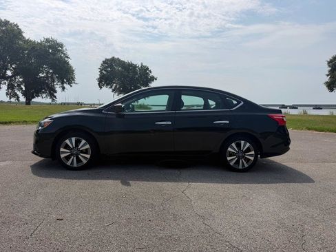 Used 2019 Nissan Sentra SV w/ Special Edition Package FWD image 2
