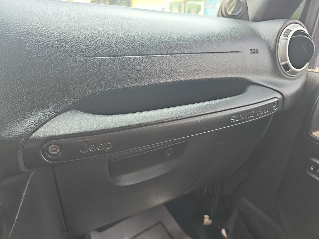 Used 2014 Jeep Wrangler Unlimited Rubicon w/ Connectivity Group AWD/4WD image 37
