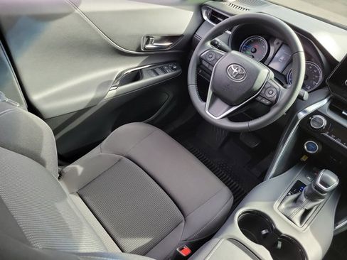 Used 2021 Toyota Venza LE image 3