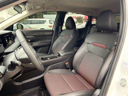 Used 2025 Nissan Kicks SR AWD/4WD image 10