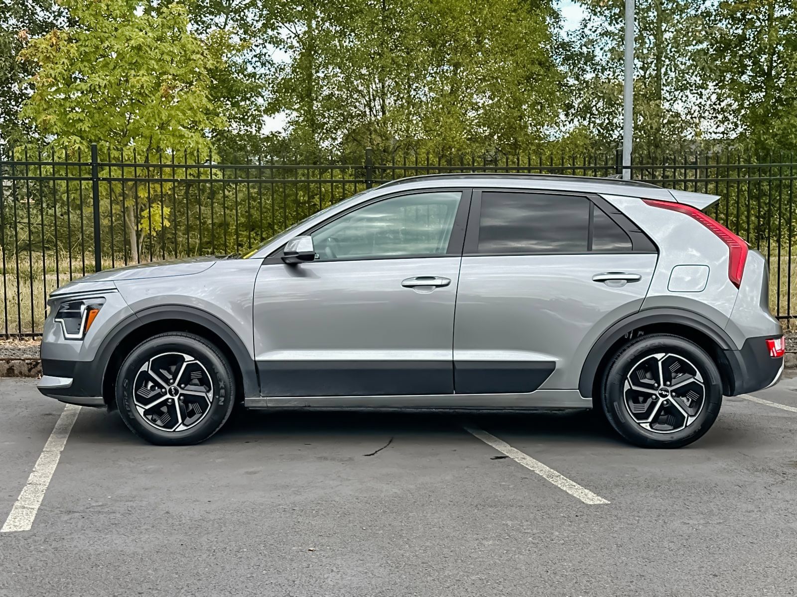 Used 2025 Kia Niro LX FWD image 6