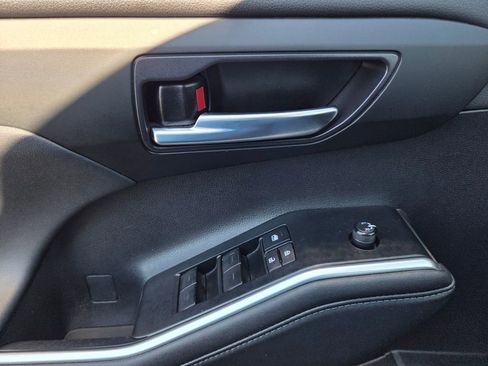 Used 2024 Toyota Highlander XLE image 29