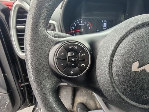 Used 2022 Kia Soul LX image 9