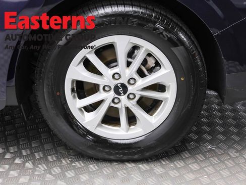 Used 2024 Kia Carnival LX image 8