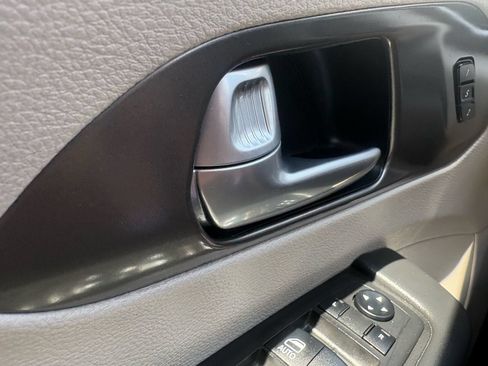 Used 2024 Chrysler Pacifica Touring-L FWD image 19
