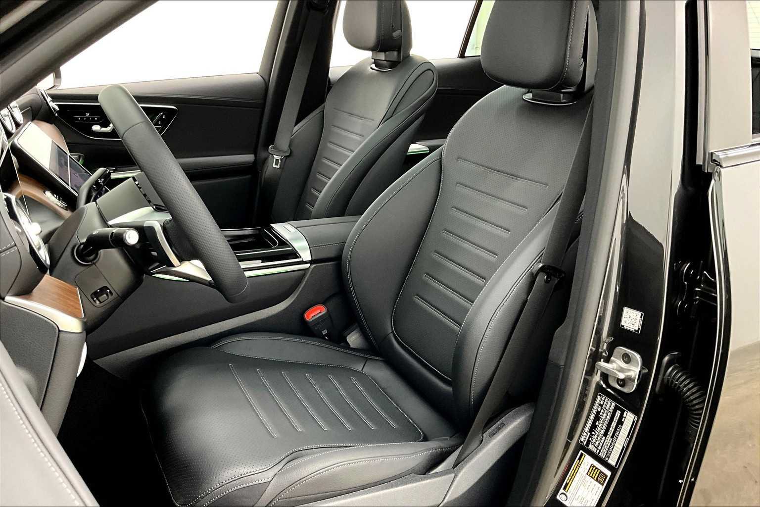 Used 2025 Mercedes-Benz GLC 300 4MATIC image 8