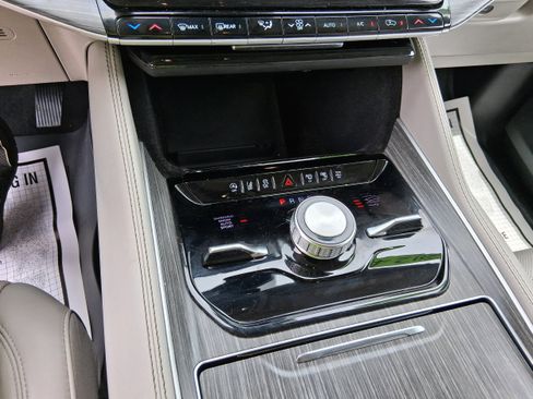 Used 2024 Jeep Wagoneer Series III w/ Premium Group I AWD/4WD image 12