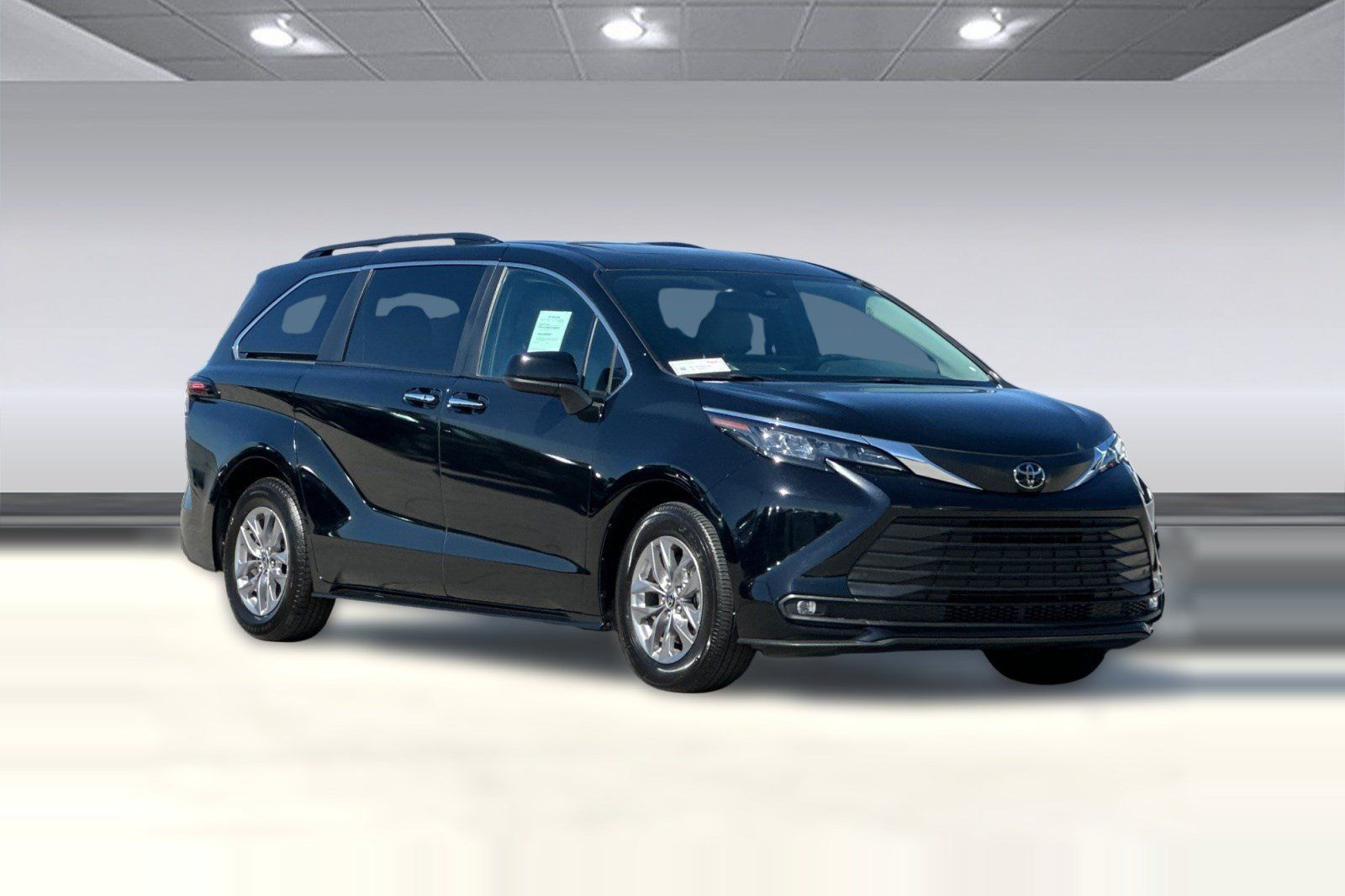 Used 2026 Toyota Sienna XLE FWD image 7
