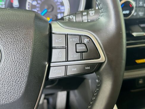 Used 2024 Toyota Highlander XLE FWD image 17