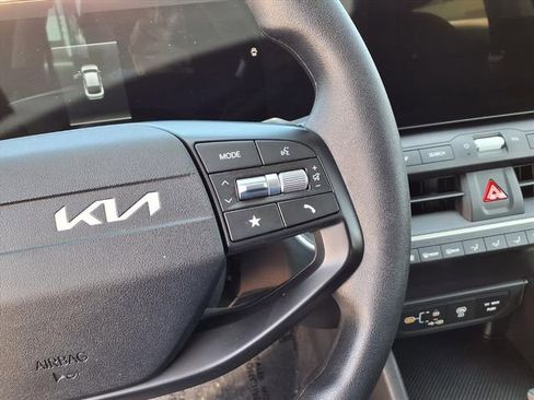 Used 2025 Kia K4 LXS image 18