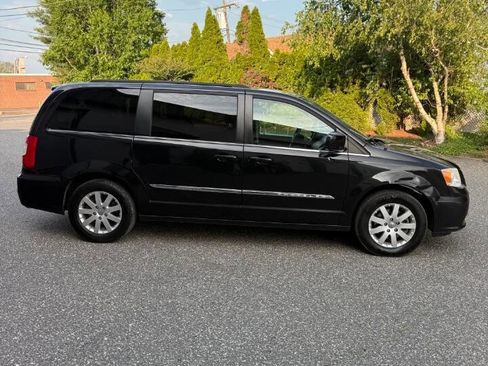 Used 2014 Chrysler Town & Country Touring FWD image 8