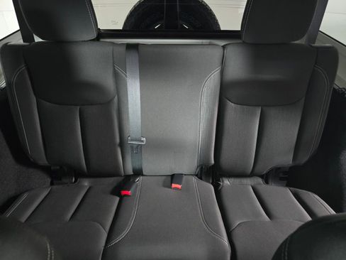 Used 2017 Jeep Wrangler Unlimited Rubicon w/ Connectivity Group image 16