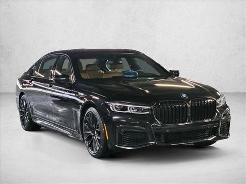 Used 2022 BMW 740i w/ M Sport Package image 3