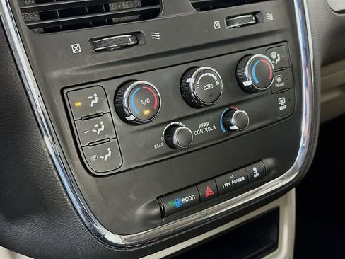 Used 2018 Dodge Grand Caravan SE w/ UConnect Hands-Free Group image 18