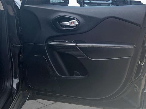 Used 2015 Jeep Cherokee Latitude w/ Comfort/Convenience Group FWD image 23