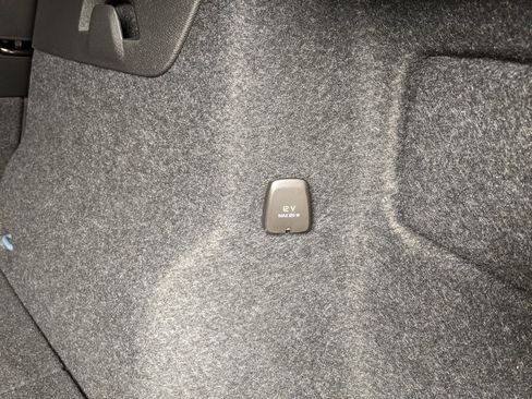 Certified 2025 Volvo XC40 B5 Ultra w/ Climate Package image 28