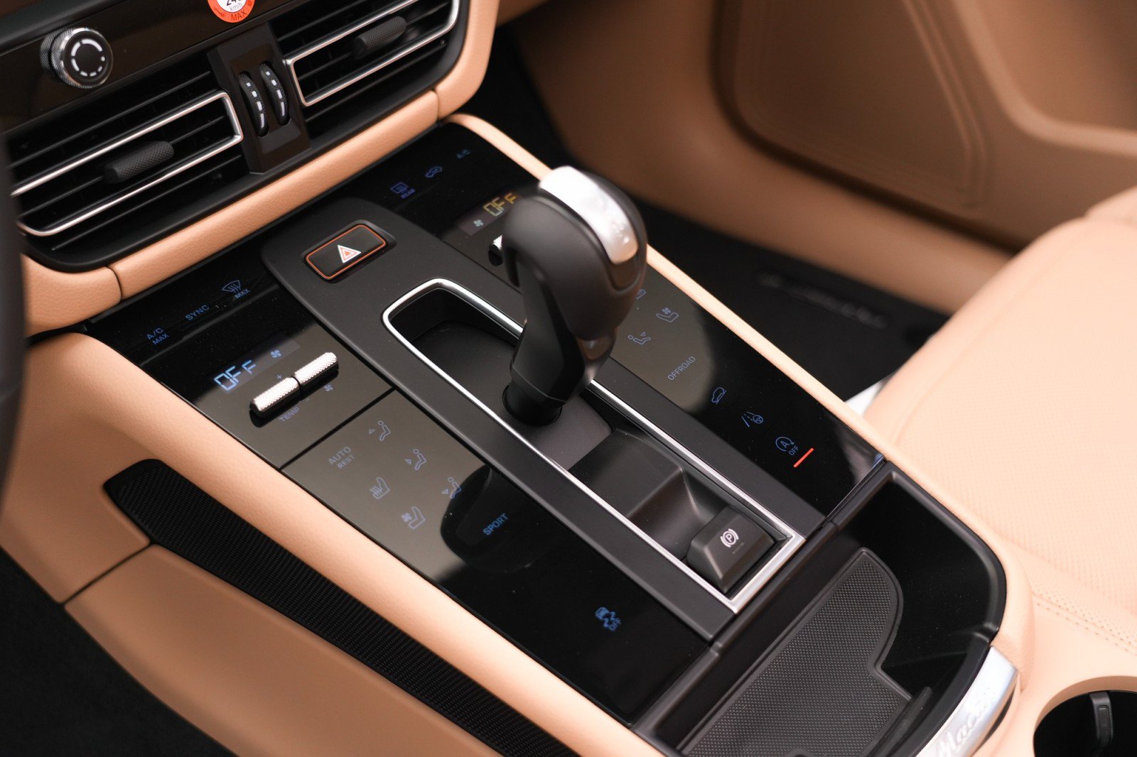 Certified 2024 Porsche Macan AWD/4WD image 22