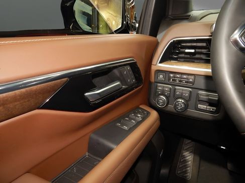 Used 2025 Chevrolet Suburban High Country image 23