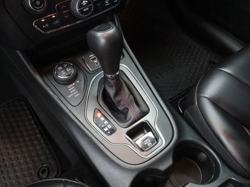 Used 2022 Jeep Cherokee Trailhawk AWD/4WD image 17