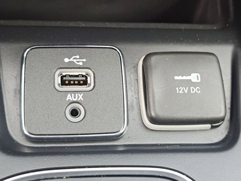 Used 2019 Jeep Cherokee Latitude Plus w/ Comfort/Convenience Group AWD/4WD image 13