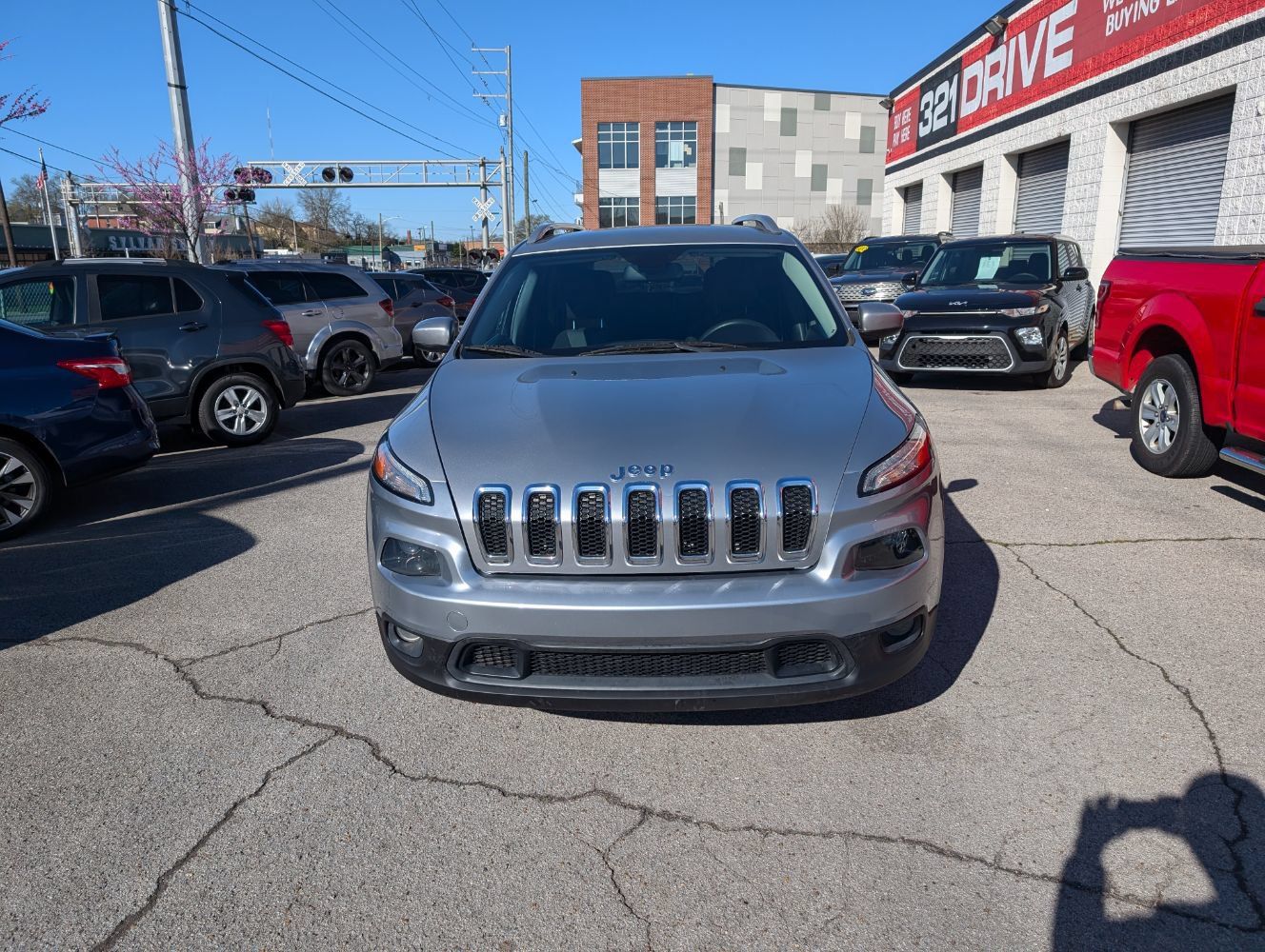 Used 2018 Jeep Cherokee Latitude FWD image 4