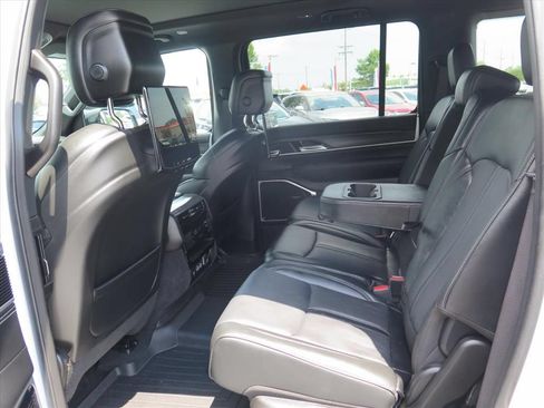 Used 2023 Jeep Wagoneer Series III w/ Premium Group I AWD/4WD image 24