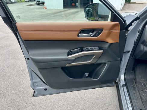 Used 2025 Nissan Pathfinder Platinum AWD/4WD image 10