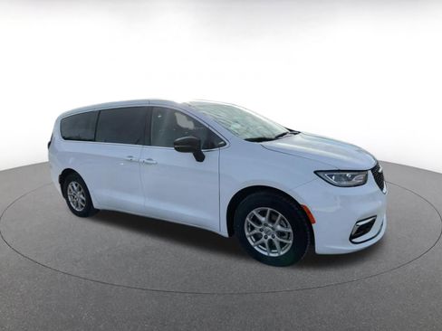 Used 2025 Chrysler Pacifica Select image 2